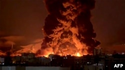 Incendiu masiv la un depozit de petrol din capitala Iranului Teheran, în urma atacurilor israeliene și americane. 8 martie 2026.