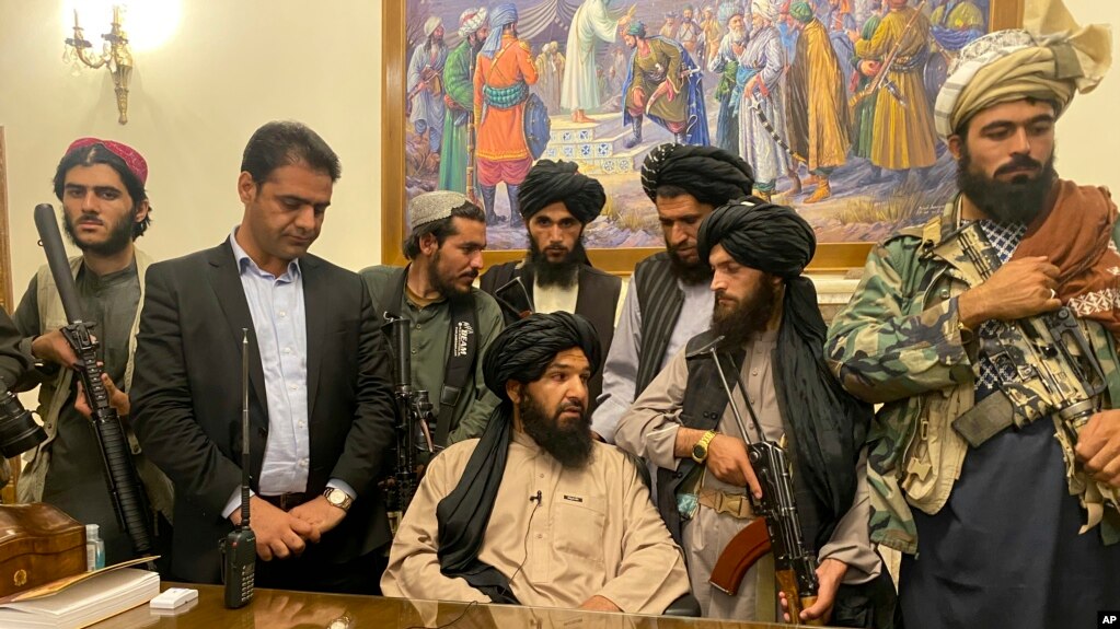 Luftëtarët talibanë në dhomën e presidentit afgan, Ashraf Ghani, 15 gusht 2021.
