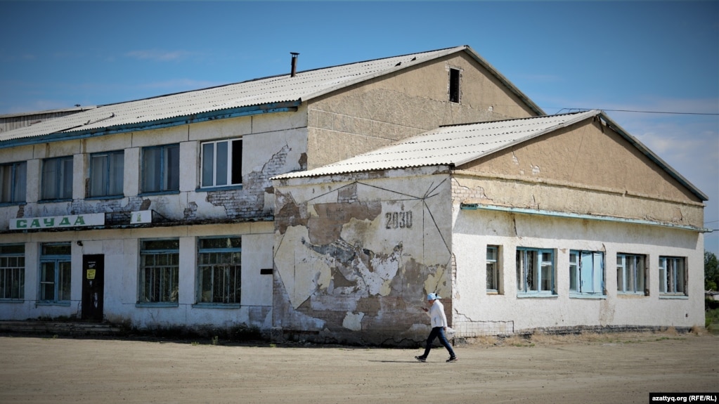 Здание бывшего торгового дома в селе Оразак. Акмолинская область, 11 июня 2021 года