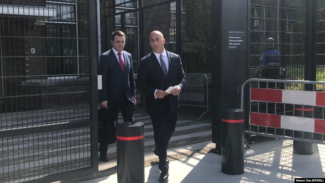 Ramuš Haradinaj prilikom izlaska iz zgrade Specijalizovanog tužilaštva u Hagu