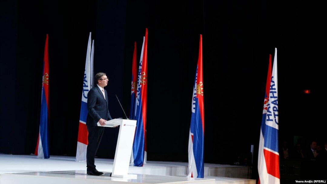 Milenko Jovanov: Srbija treba da nastavi da vodi politiku koja je značila stabilnost, a ne da se vraća u period kada su DOS i bivši režim bili na vlasti (na fotografiji: Aleksandar Vučić na skupu Srpske napredne stranke u Beogradu, 2016.)