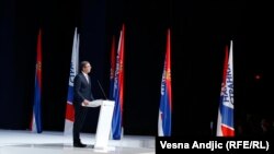 Milenko Jovanov: Srbija treba da nastavi da vodi politiku koja je značila stabilnost, a ne da se vraća u period kada su DOS i bivši režim bili na vlasti (na fotografiji: Aleksandar Vučić na skupu Srpske napredne stranke u Beogradu, 2016.)