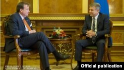 Armenia - Prime Minister Karen Karapetian (R) meets with U.S. Ambassador Richard Mills in Yerevan, 4Oct2016.