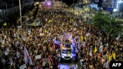 Protestatarii se adună într-o demonstrație organizată de familiile ostaticilor israelieni luați captivi în Fâșia Gaza din octombrie 2023, cerând acțiuni pentru asigurarea eliberării lor în fața sediului Ministerului Apărării din Tel Aviv, pe 9 august 2025.