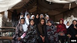 Vajzat afgane në një shkollë të improvizuar në qytetin Herat në Afganistan