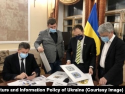 Zsűrizik az új ukrán címertervként beküldött pályázatokat.