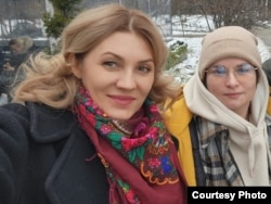 Наталія Лютікова з молодою кримчанкою, яка приїхала до Києва