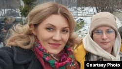 Наталія Лютікова з молодою кримчанкою, яка приїхала до Києва