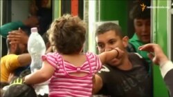 Сотні біженців кинулися на відкритий після дводенної перерви залізничний вокзал Будапешта
