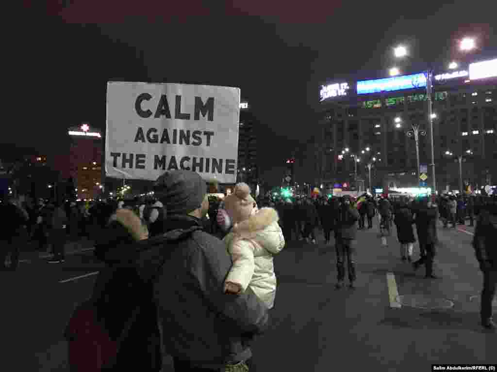 O familie care își petrece duminică seara la proteste