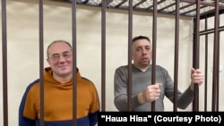Блогеры Аляксандар Кабанаў і Сяргей Пятрухін падчас суду
