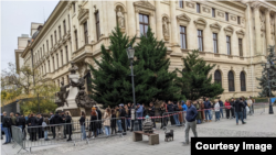 Cozi la secțiile de votare din București, unde alegătorii moldoveni pot opta duminică pentru unul dintre cei doi candidați rămași în al doilea tur de scrutin al alegerilor prezidențiale: Maia Sandu sau Alexandr Stoianoglo.