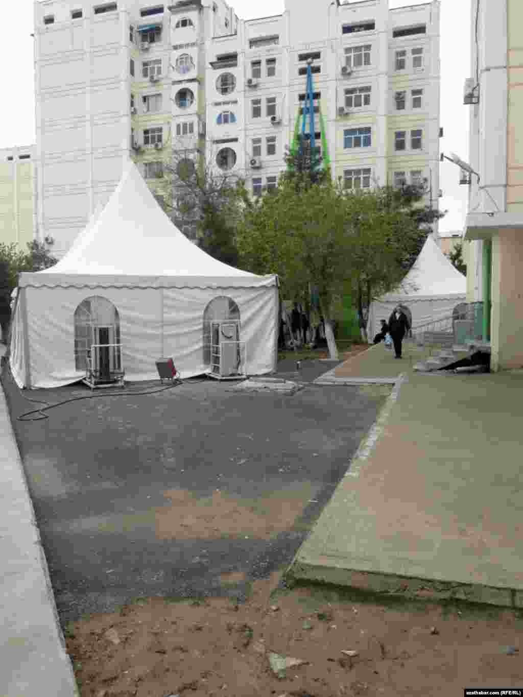 Baýramçylyklary bellemek üçin wagtlaýyn dikilen toý çadyry, Aşgabat&nbsp;