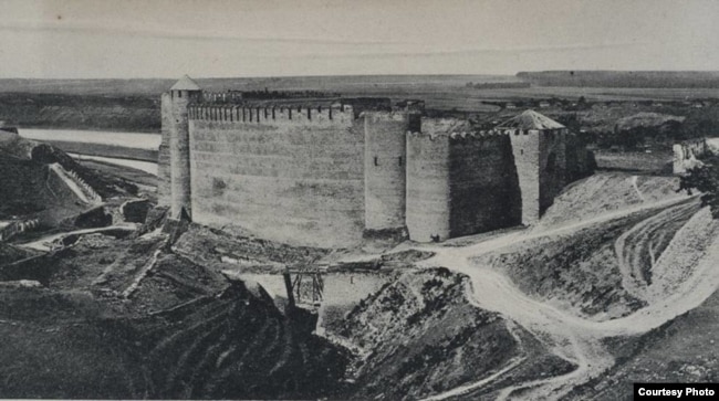 Cetatea Hotin în anii 1920 (Sursă: Biblioteca Națională a R. Moldova)