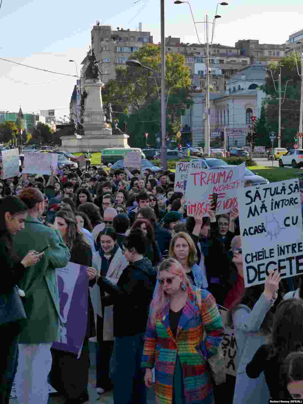 Prin acest marș a fost atrasă atenția și asupra numărului mare de fete tinere (11-14 ani) care trăiesc într-o uniune consensuală sau care sunt deja mame.&nbsp; Pentru asta, s-a cerut incriminarea căsătoriei forțate.&nbsp; &nbsp;