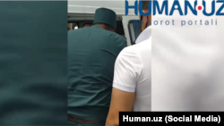 Милиционерлер операторлорду кармап кетип жаткан учур.