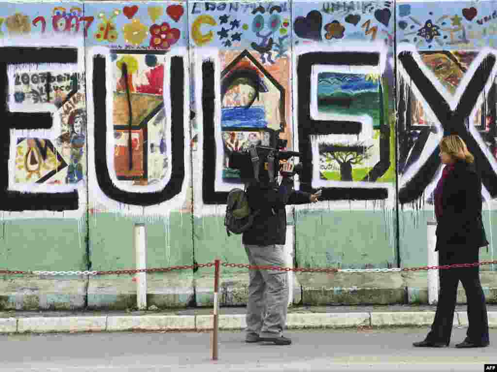 EULEX na Kosovu - Misija EU na Kosovu (EULEX) započela je preuzimanje odgovornosti u oblasti policije, pravosuđa i carina od Misije UN (UNMIK). 