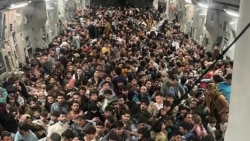 شماری از افغان‌هایی که توسط نیروهای امریکایی از کابل به قطر انتقال داده شدند، ۱۵ اگست ۲۰۲۱ (آرشیف)