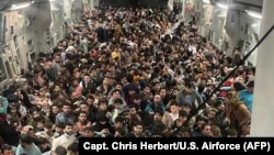 شماری از افغان‌هایی که توسط نیروهای امریکایی از کابل به قطر انتقال داده شدند، ۱۵ اگست ۲۰۲۱ (آرشیف)