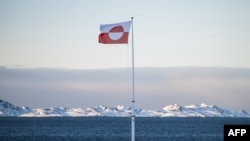 დანიის ავტონომიური ტერიტორიის, გრენლანდიიის დედაქალაქ ნუუკიში რეგიონის დროშა ფრიალებს. 20 იანვარი, 2026 წელი