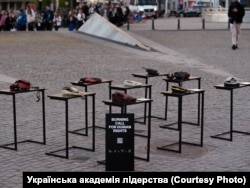 Обпалені телефони символізують втрачений зв'язок з викраденими Росією українськими дітьми
