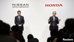 Makoto Uchida, shef i Nissan Motor, dhe Toshihiro Mibe, shef i Honda Motor, në një konferencë të përbashkët në Tokio, Japoni, më 15 mars 2024.