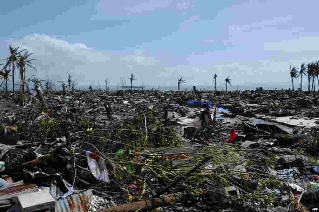 Se estimează că mii de oameni au fost uciși de taifunul&nbsp; Haiyan în Filipine.