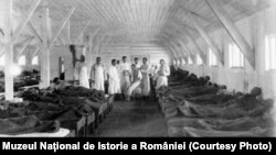 Salon de spital în timpul Primului Război Mondial. (Sursa: Expoziția Marele Război, 1914-1918, Muzeul Național de Istorie a României, http://www.marelerazboi.ro/razboi-catalog-obiecte/item/salon-de-spital-din-marele-razboi)