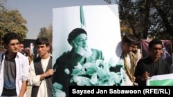 Афганцы несут портрет убитого политика
