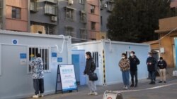 Люди в очереди перед пунктом тестирования на коронавирус в Пекине. 13 января 2021 года.