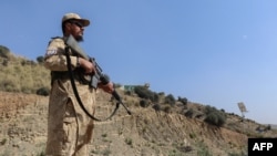 د طالبانو یو عسکر ډیورنډ کرښې سره نږدې 