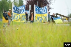 Проукраїнські демонстранти в столиці Аляски місті Анкоридж під час перегорів лідерів США та Росії. 15 серпня 2025 року
