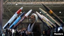 Iranski sveštenik u posjeti Muzeju vazduhoplovnih snaga Korpusa islamske revolucionarne garde (IRGC) u Teheranu. (arhivska fotografija)