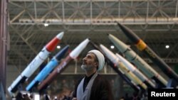 Iranski sveštenik u posjeti Muzeju vazduhoplovnih snaga Korpusa islamske revolucionarne garde (IRGC) u Teheranu. (arhivska fotografija)