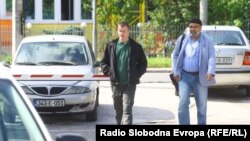 Armen Dželko (lijevo) s braniteljem Senadom Dupovcem ispred Sud BiH. Dželko je ranije pušten da se brani sa slobode, ali je Sud kasnije promijenio odluku i vratio u pritvor. 