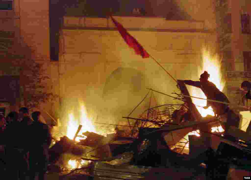 Dozens of people were killed in the fighting on October 3. First Deputy Prime Minister Yegor Gaidar appeared on television and called for Yeltsin's supporters to demonstrate.