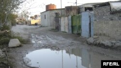 Tağıyev qəsəbəsinin yolları çirkab suların yığıldığı gölməçələrdən ibarətdir