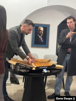 Premierul liberal din vremea Primului Război Mondial, legendarul Ionel Brătianu supraveghează buna organizare a primirii oaspeților de către urmașii săi.