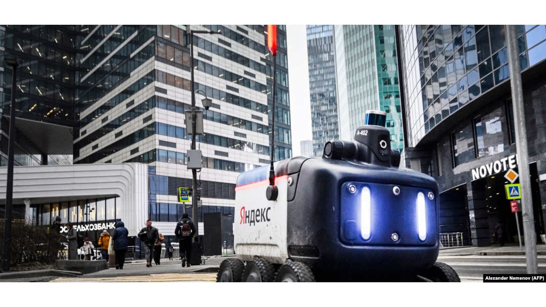 Un robot care livrează mâncare, produs de gigantul IT rus Yandex, se deplasează prin Centrul Internațional de Afaceri din Moscova (Moskva City), 13 ianuarie 2025.