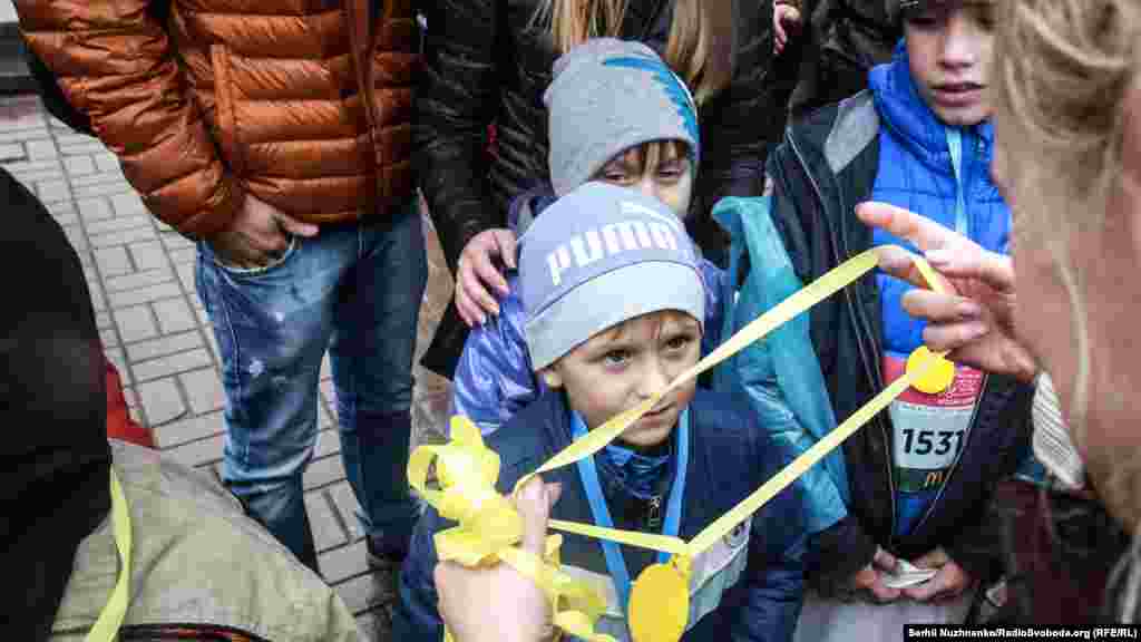 Всі діти-учасники пробігу отримали медалі