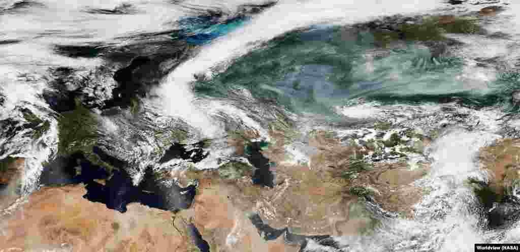 On July 20, clear skies over Italy (bottom left) give an idea of the scale of the plume.