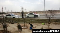 Guraýan baglary suwarýan çaga