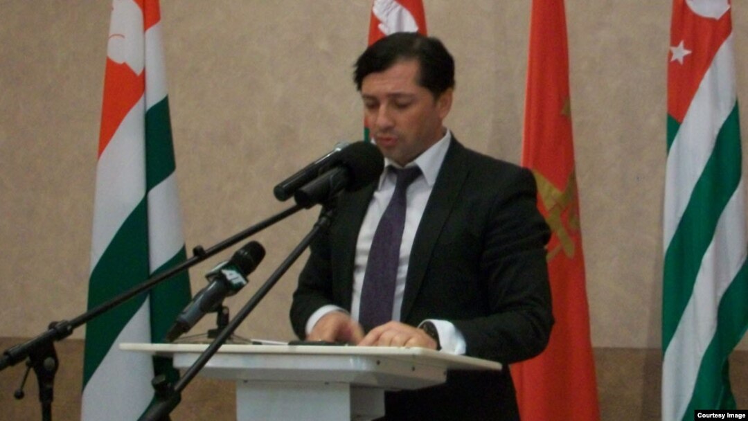 Вице-президент Абхазии Виталий Габния год назад выступил с инициативой создания полноценного института судебных приставов