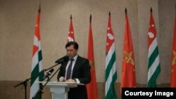 В своем выступлении лидер ветеранской организации «Аруаа» Виталий Габния коснулся самых острых моментов политической жизни, напомнил, как развивались события, которые привели к народному сходу и отставке президента