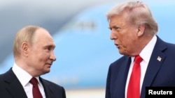 Созиши Доналд Трамп (рост) ва Владимир Путин (чап) дар бораи содироти сӯзишвории дизелии Русия ба Амрико дар аввали моҳи октябр ошкор шуд