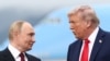 Путін і Трамп під час перших хвилин зустрічі на летовищі. Аляска, 15 серпня 2025 року