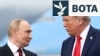 Presidenti amerikan, Donald Trump (djathtas) në minutat e parë të takimit me homologun e tij rus, Vladimir Putin në Alaskë.