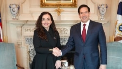Presidentja e Kosovës, Vjosa Osmani, dhe sekretari amerikan i Shtetit, Marco Rubio, gjatë takimit në Departamentin amerikan të Shtetit. 