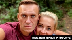 Aleksei Navalny and his wife Yulia Navalnaya pose for a picture in 2020.