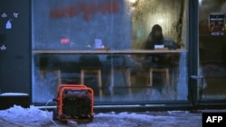 Генератор біля ресторану під час вимкнення електроенергії в центрі Києва, 18 січня 2026 року, ілюстративне фото